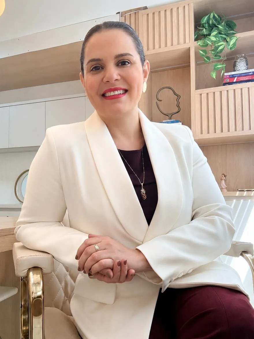 Ana Helena Lopes, fisioterapeuta, no consultório
